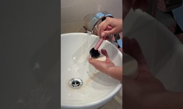 how to clean your makeup brushes  #cleaningmotivation #cleaning #makeupbrushes #makeupbrushcleaning