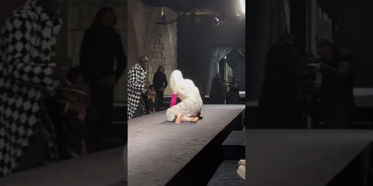 Doja Cat getting up to help the Model that fell at the Valentino Couture show in Paris