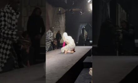 Doja Cat getting up to help the Model that fell at the Valentino Couture show in Paris