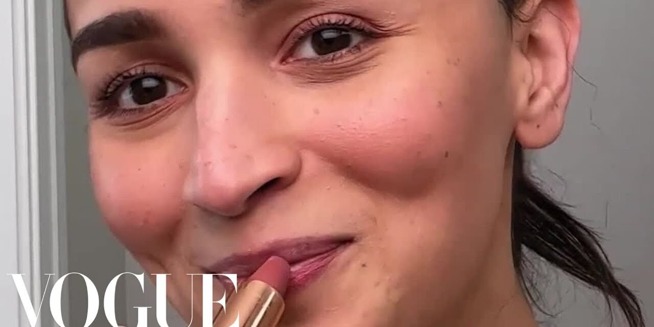 The Weird Way Alia Bhatt Applies Her Lipstick